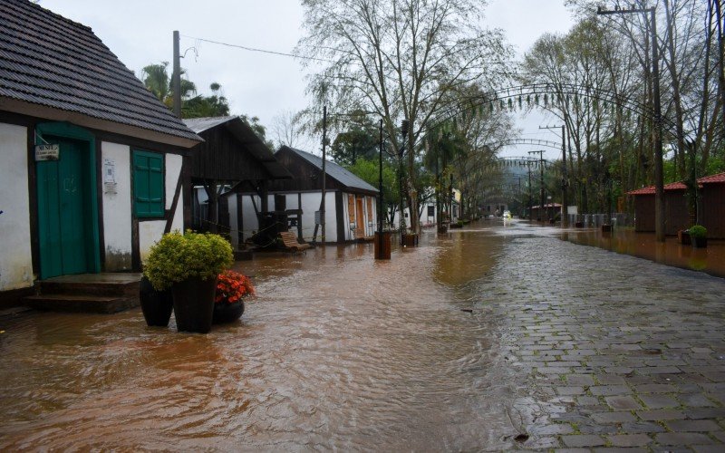 Arroio Feitoria invadiu - mais uma vez neste ano - o famoso NÃºcleo de Casas Enxaimel de Ivoti, onde ocorrem diversos eventos que atraem milhares de turistas da regiÃ£o.