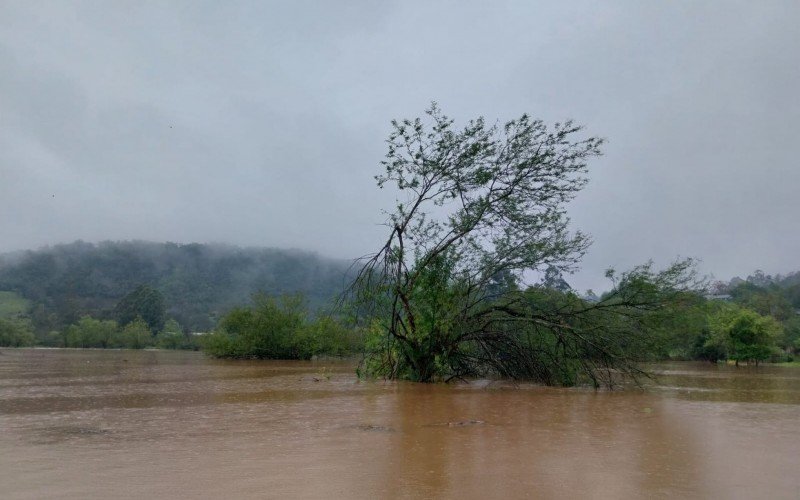 Chuva intensa gera alagamentos nesta segunda-feira em Ivoti