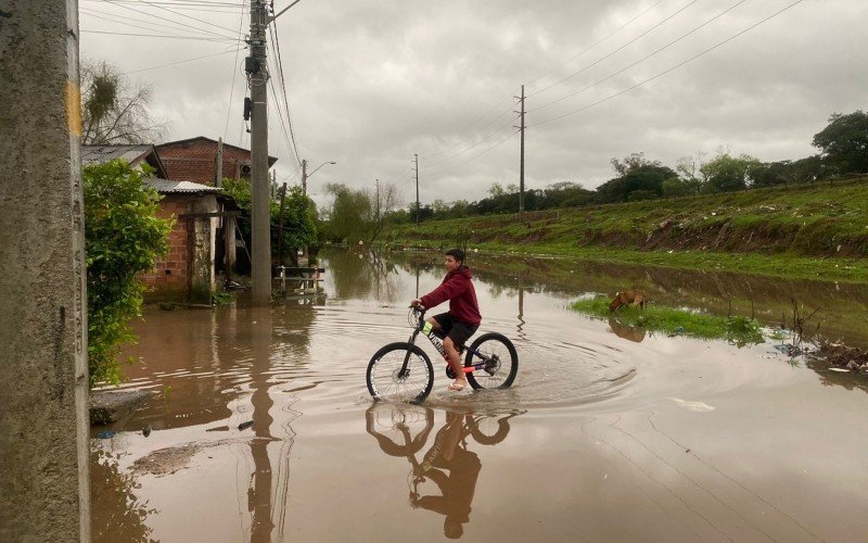 CHUVA NO RS: Água avança pelo bairro Santo Afonso e moradores começam a sair de casa