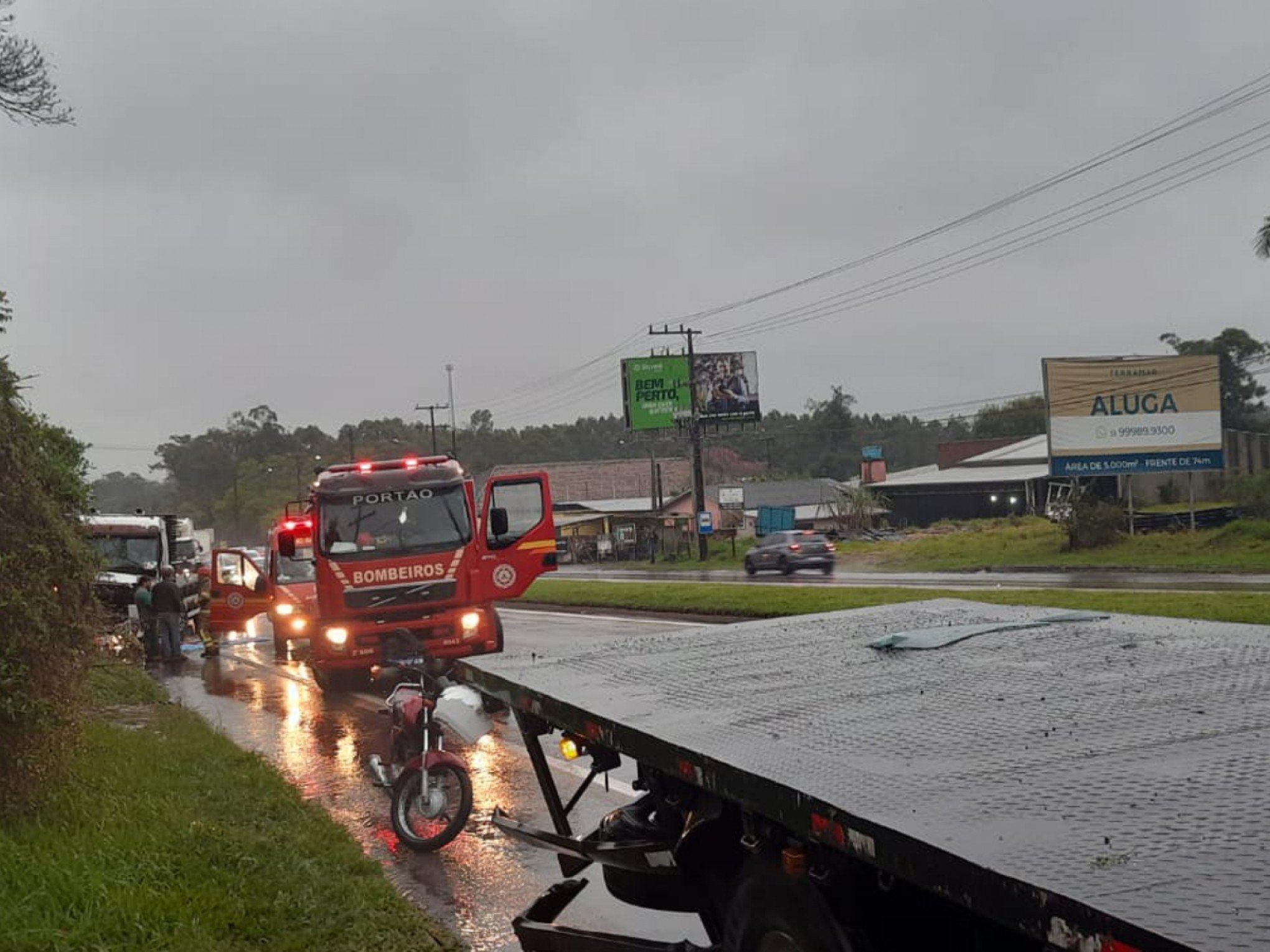 ACIDENTE DE TRÂNSITO: Caminhões e carro colidem; veja como está o fluxo