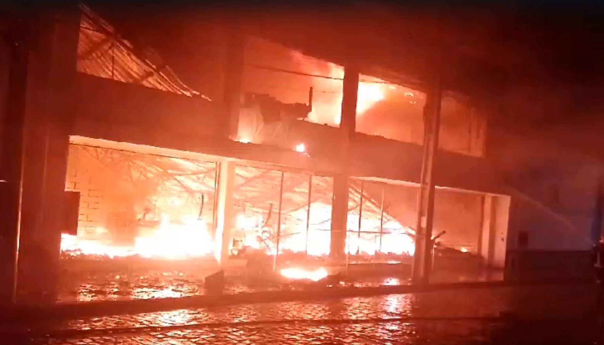 INCÊNDIO: Chamas destroem lojas no Centro de Taquara; fogo leva mais de seis horas para ser contido