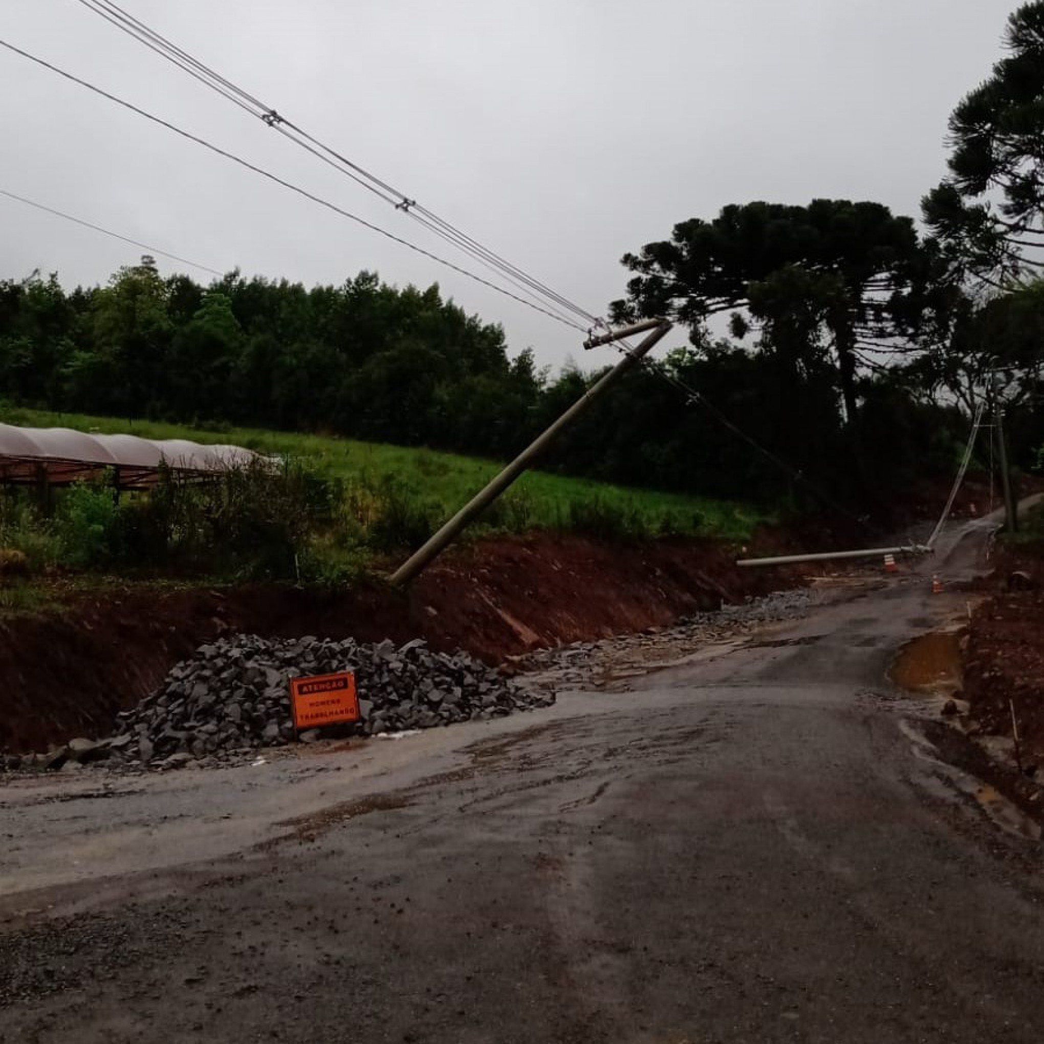 CHUVA NO RS: Gramado tem pontos bloqueados e Canela registra casas destelhadas