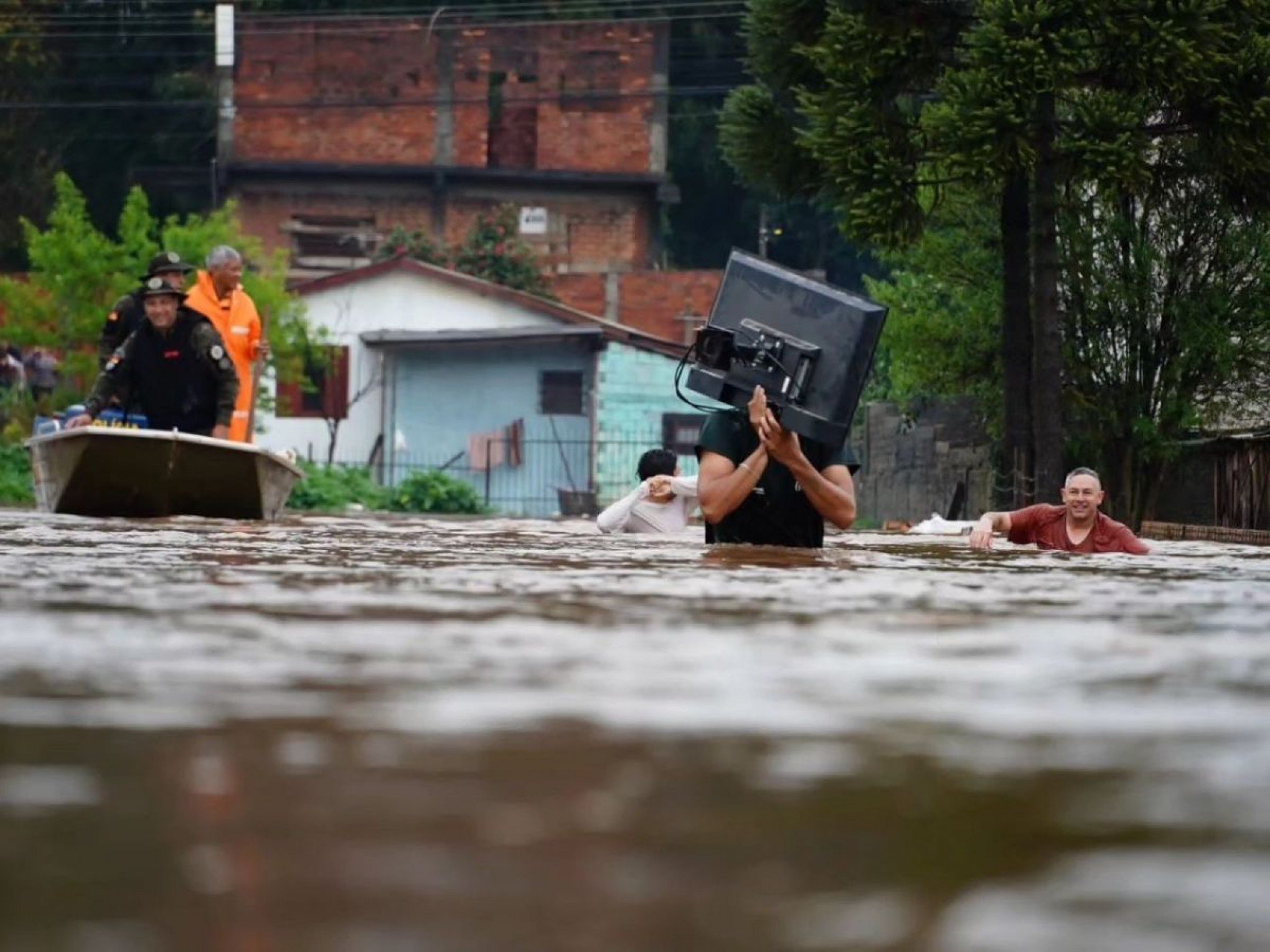 PREVISÃO DO TEMPO: Semana começa com alerta de enchente e formação de ciclone no RS