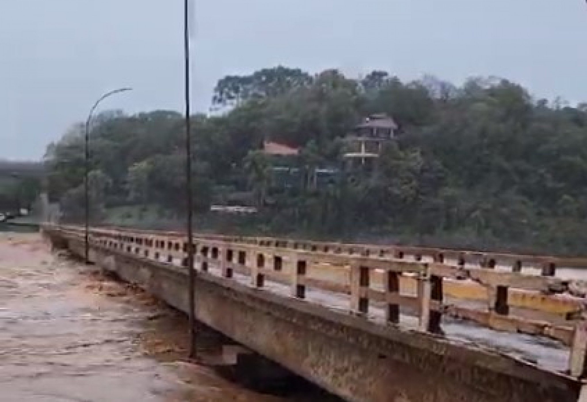 CHUVA NO RS: Elevação de água nos afluentes do Rio Taquari deixa ponte submersa