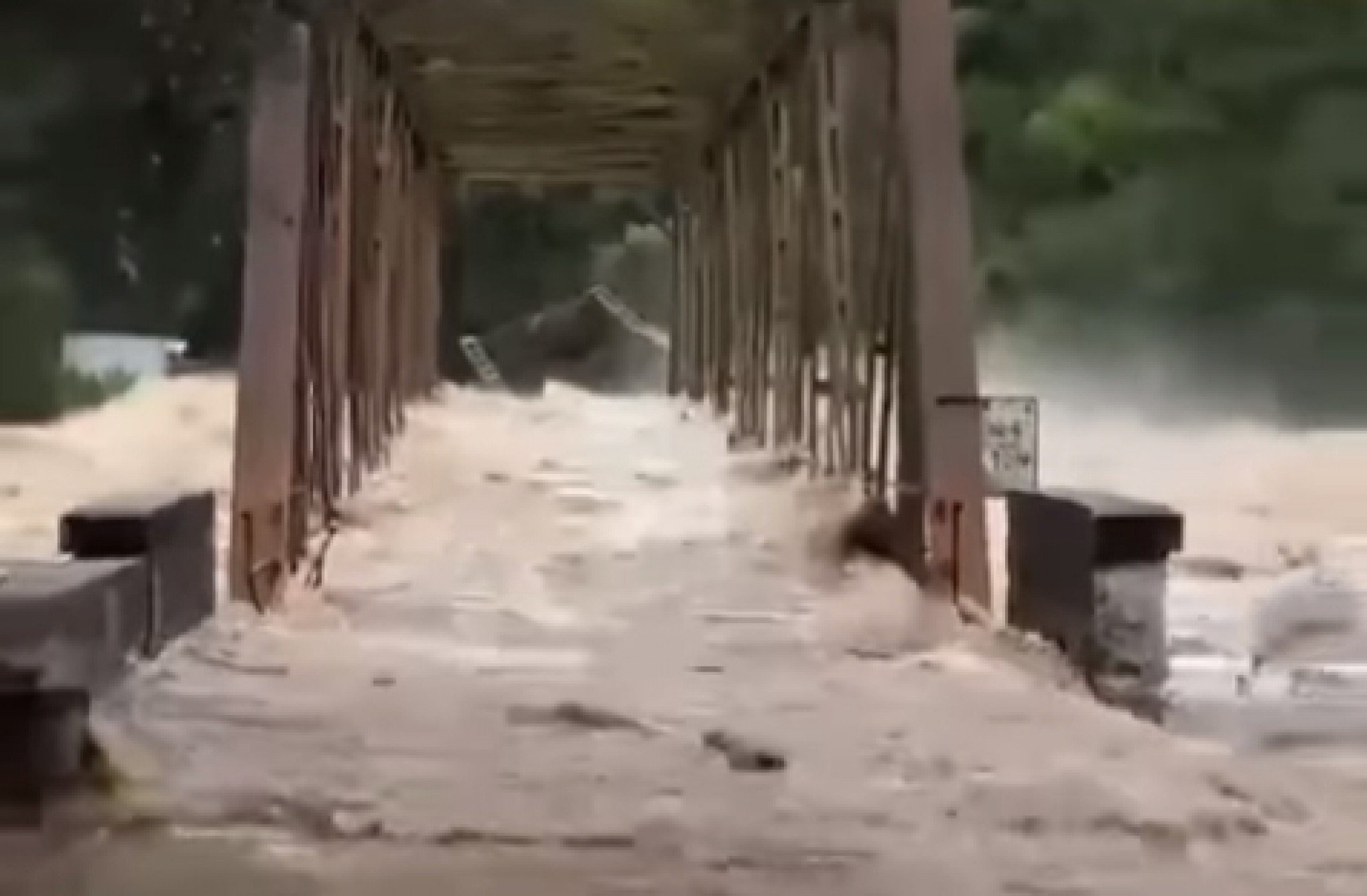 CHUVA NO RS: Ponte de ferro é destruída pela força da água na Serra Gaúcha; veja vídeo