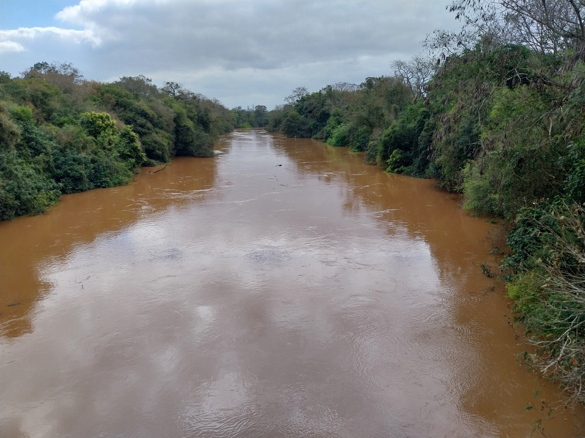 Rio dos Sinos sobe lentamente em Novo Hamburgo, que está de olho