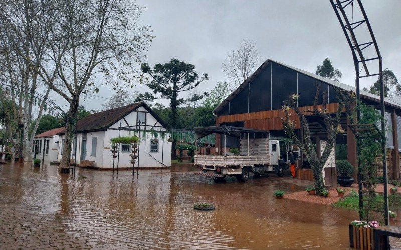 Equipes da Secretaria de Obras foram mobilizadas para iniciar a limpeza do NÃºcleo de Casas Enxaimel apÃ³s a inundaÃ§Ã£o