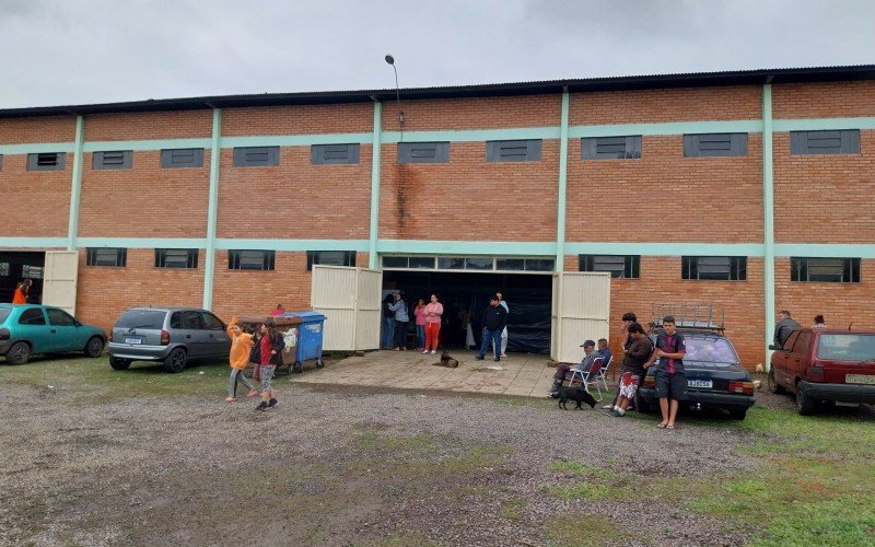 GinÃ¡sio do bairro Rio Branco, onde famÃ­lias de SÃ£o SebastiÃ£o do CaÃ­ foram abrigadas