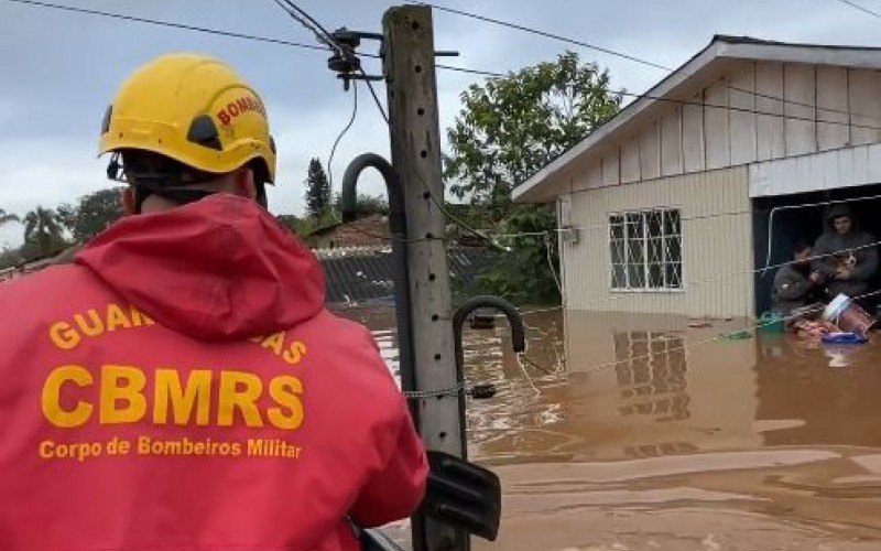 Bombeiros trabalham no atendimento a moradores do Vale do Taquari | Jornal NH