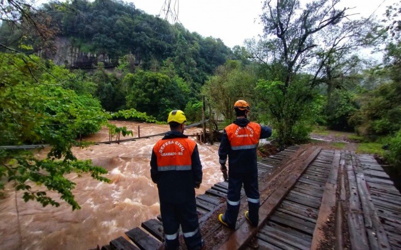 Família foi resgatada na Linha Moreira, em Gramado, pela Defesa Civil