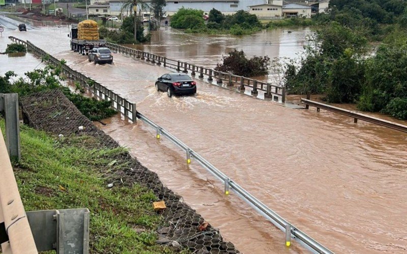 Rio Taquari transborda e invade a BR-386 na manhã desta terça-feira | Jornal NH