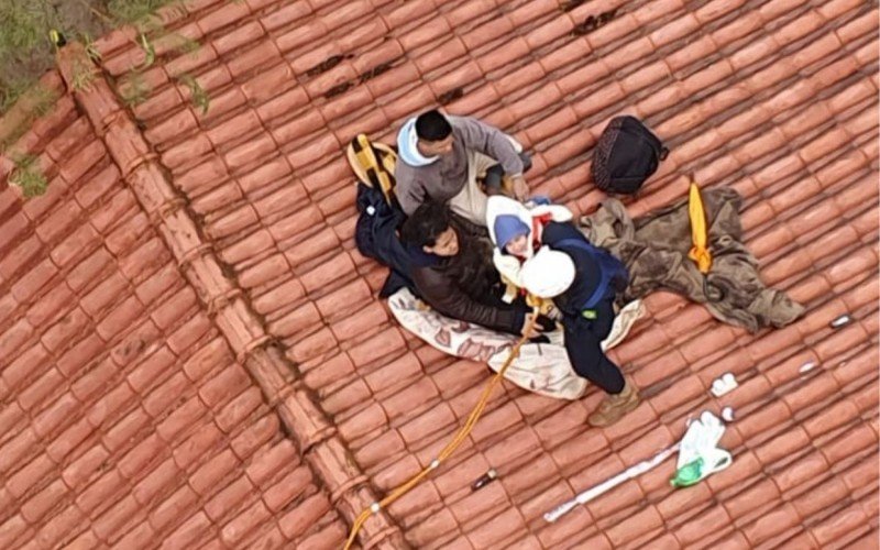 Vídeo mostra helicóptero resgatando bebê e mulher refugiados em cima do telhado | Jornal NH