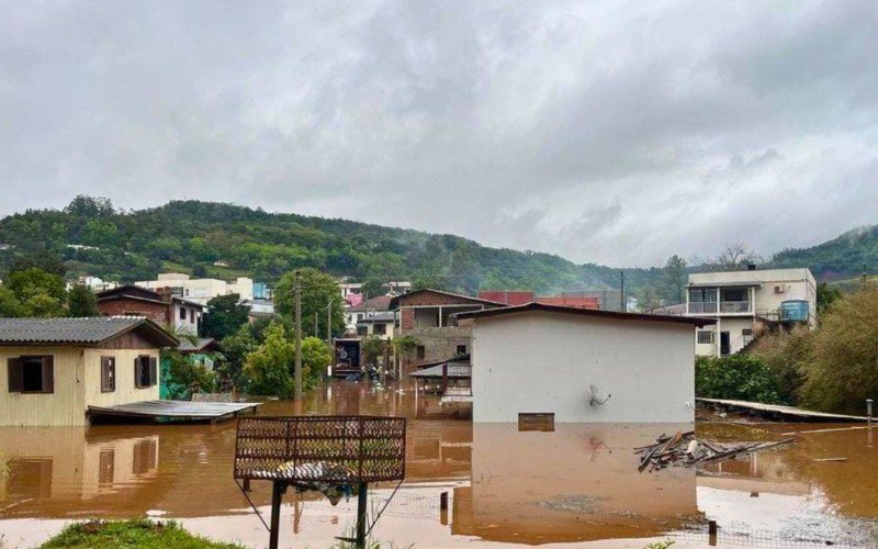 Casas invadidas pela água em frente ao caminhódromo de Encantado | Jornal NH