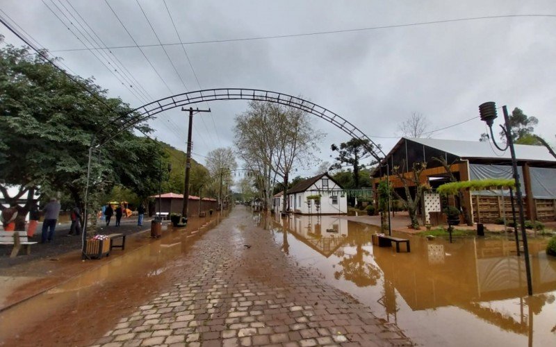 Em Ivoti, equipes da Prefeitura jÃ¡ estÃ£o mobilizadas para comeÃ§ar a limpar o NÃºcleo de Casas Enxaimel