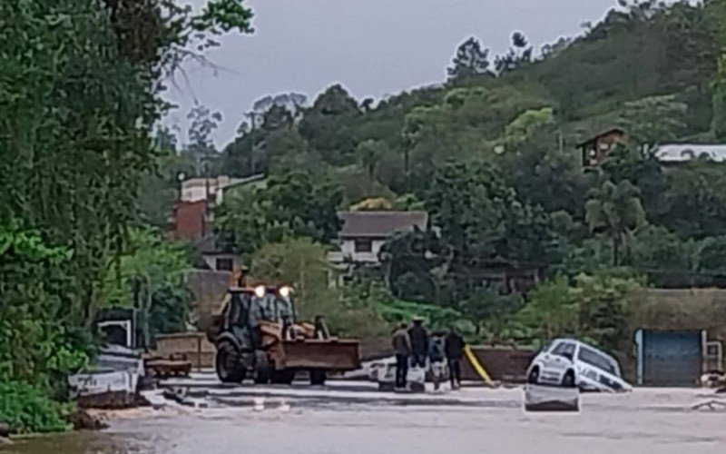 Carro cai em buraco e precisa da ajuda de retroescavadeira | Jornal NH