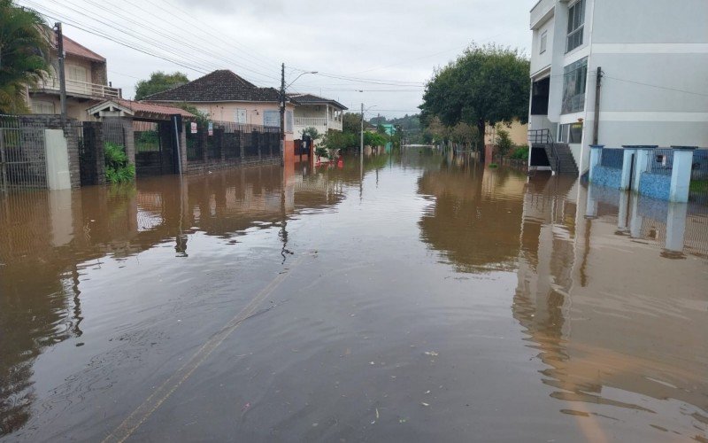 Rua alagada em SÃ£o SebastiÃ£o do CaÃ­ na manhÃ£ desta terÃ§a-feira (5)