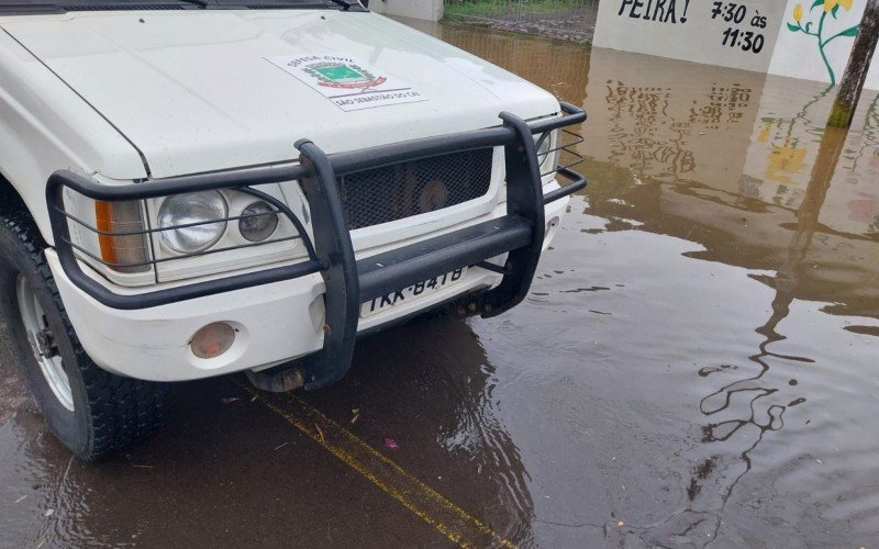 Rua alagada em SÃ£o SebastiÃ£o do CaÃ­ na manhÃ£ desta terÃ§a-feira (5)