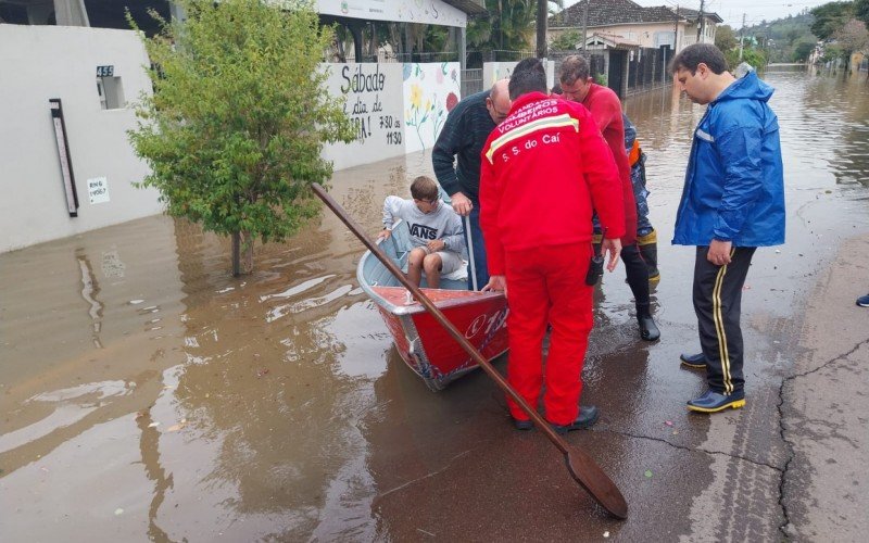 Rua alagada em SÃ£o SebastiÃ£o do CaÃ­ na manhÃ£ desta terÃ§a-feira (5)