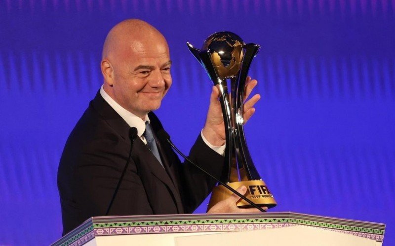 Gianni Infantino, presidente da Fifa, com o troféu do Mundial de Clubes | Jornal NH