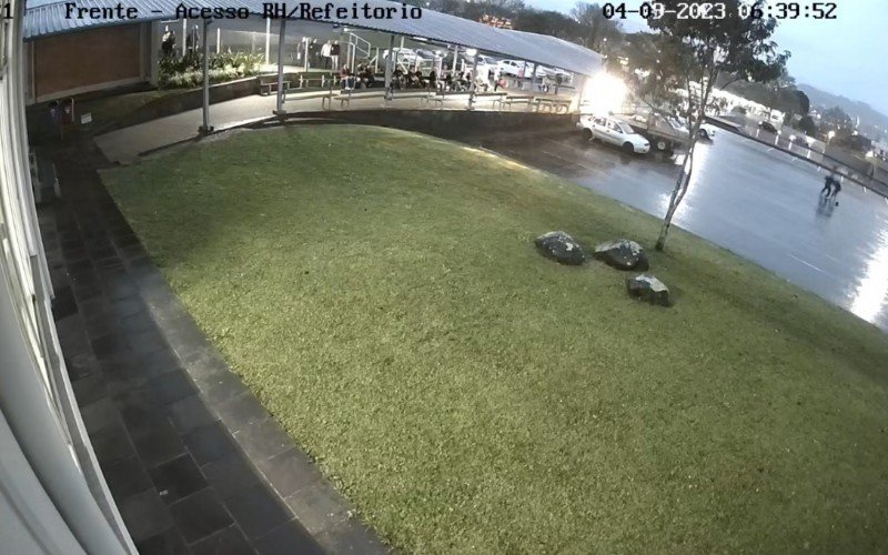 Imagens mostram homem esfaquear companheiro da ex em estacionamento de empresa de Dois Irmãos  | Jornal NH