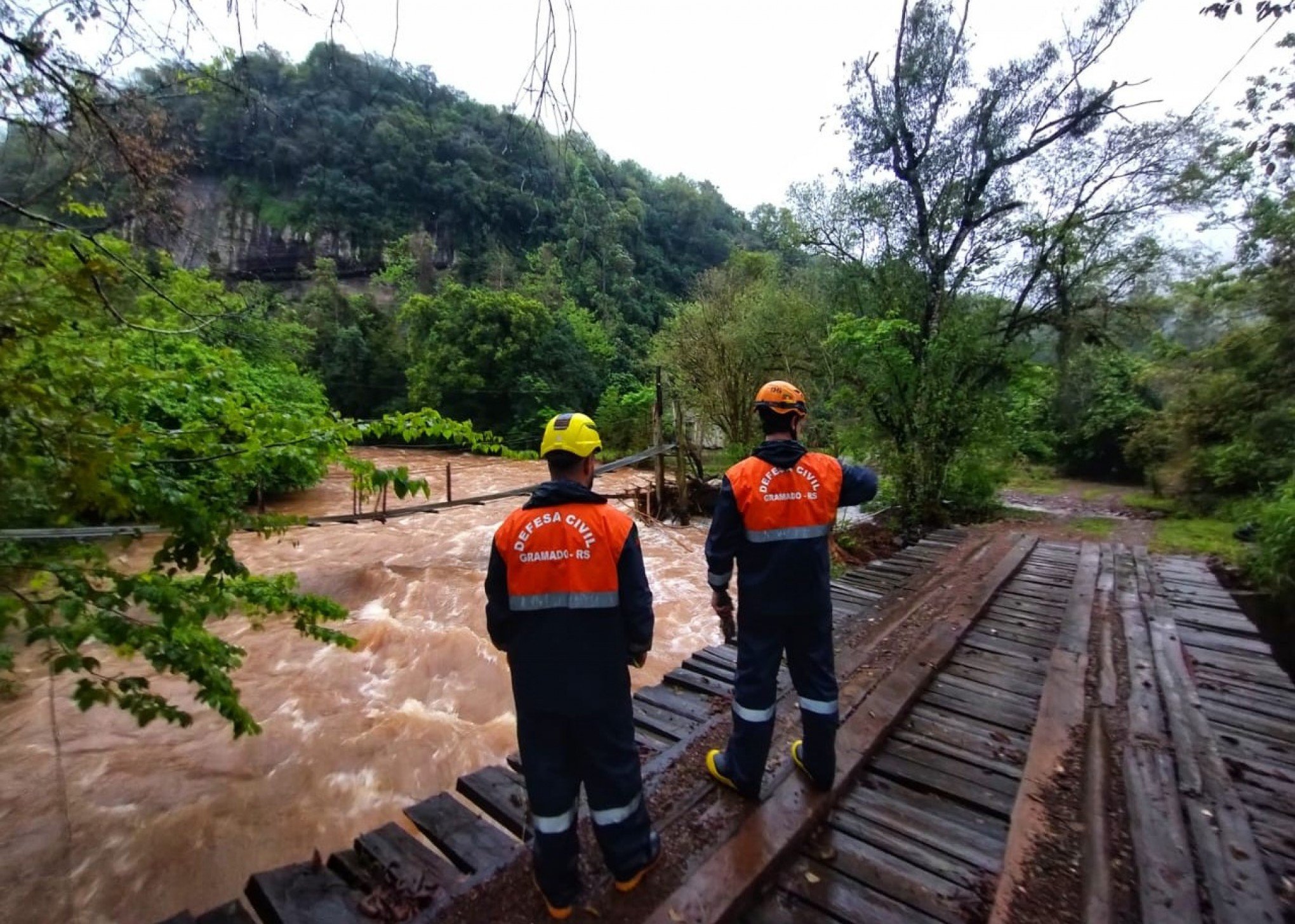CHUVA NO RS: Família fica ilhada próximo a rio em Gramado e é retirada pela Defesa Civil