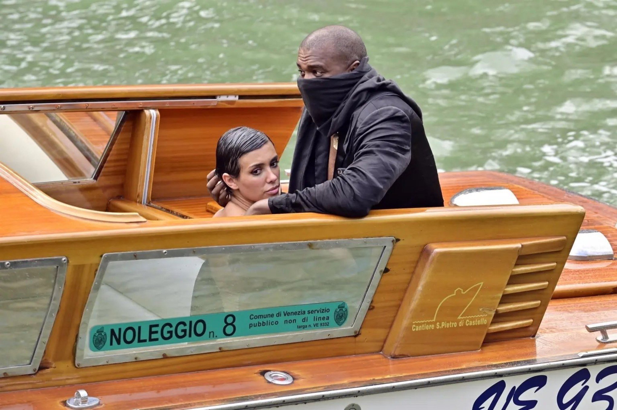 Saiba qual é a decisão da empresa após Kanye West e a esposa serem flagrados em momento íntimo durante passeio em Veneza