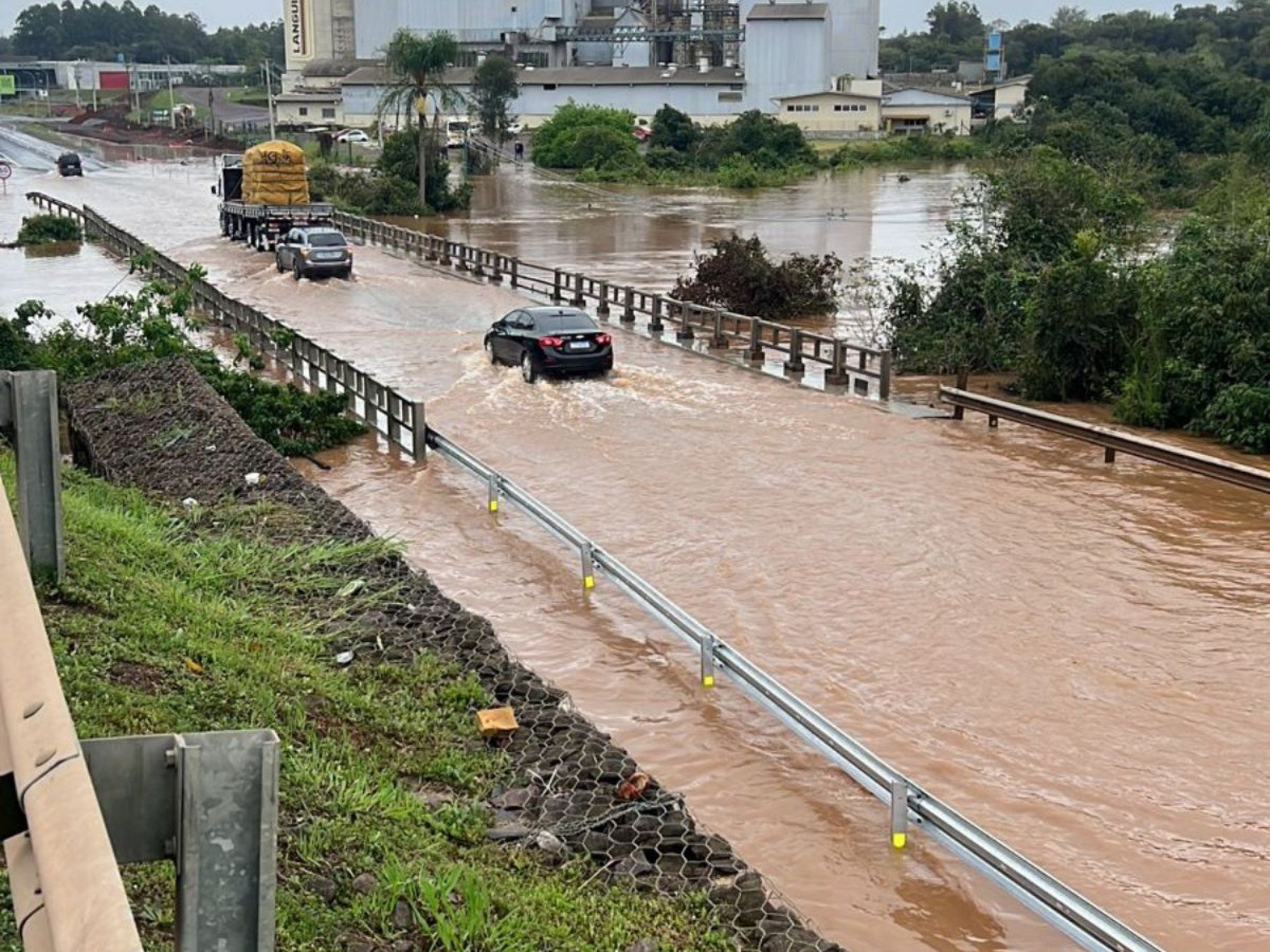 CHUVA NO RS: Água invade pista e rodovia é interditada; veja onde