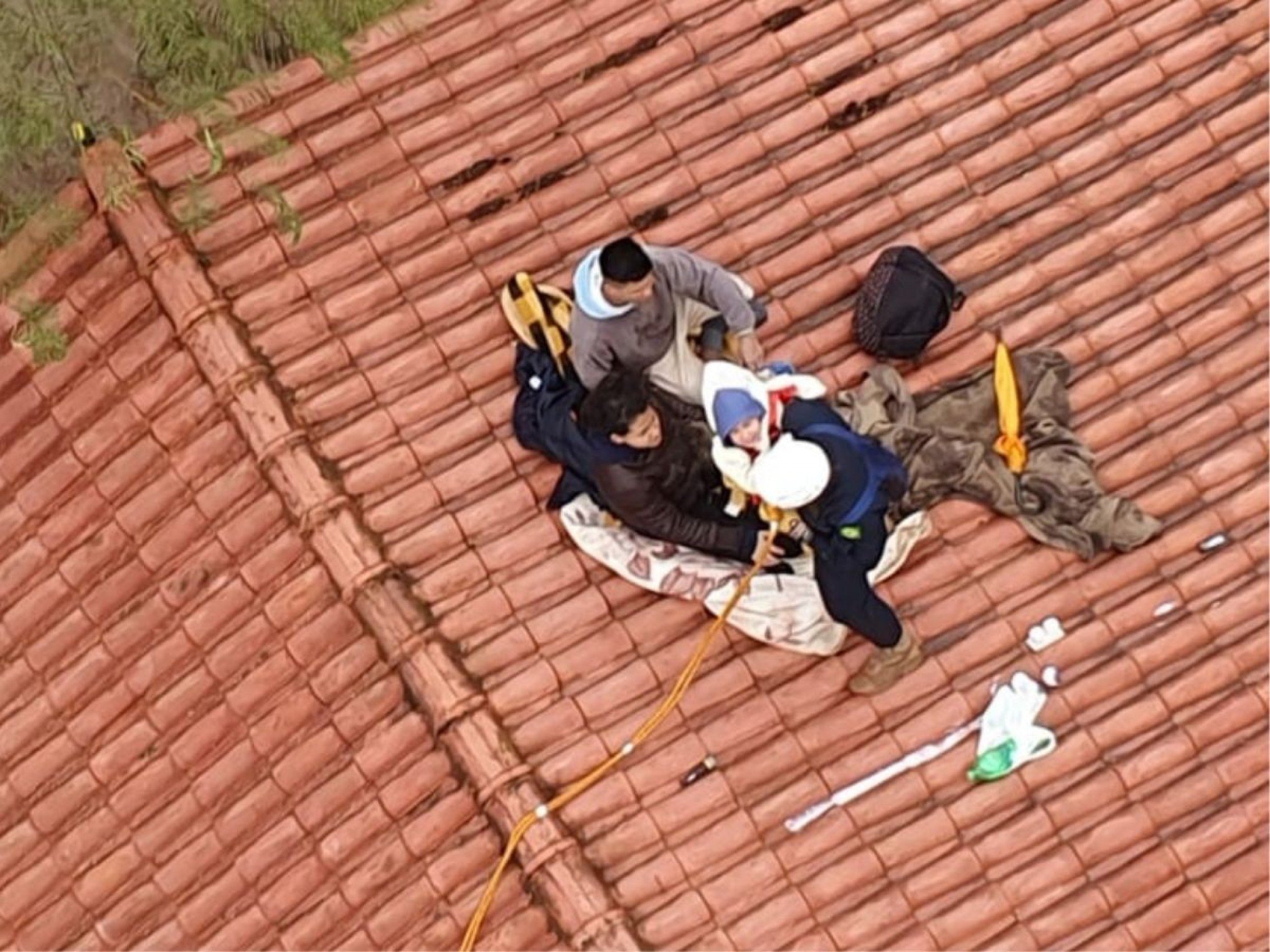 CHUVA NO RS: Vídeo mostra helicóptero resgatando bebê e mulher refugiados em cima do telhado durante enchente