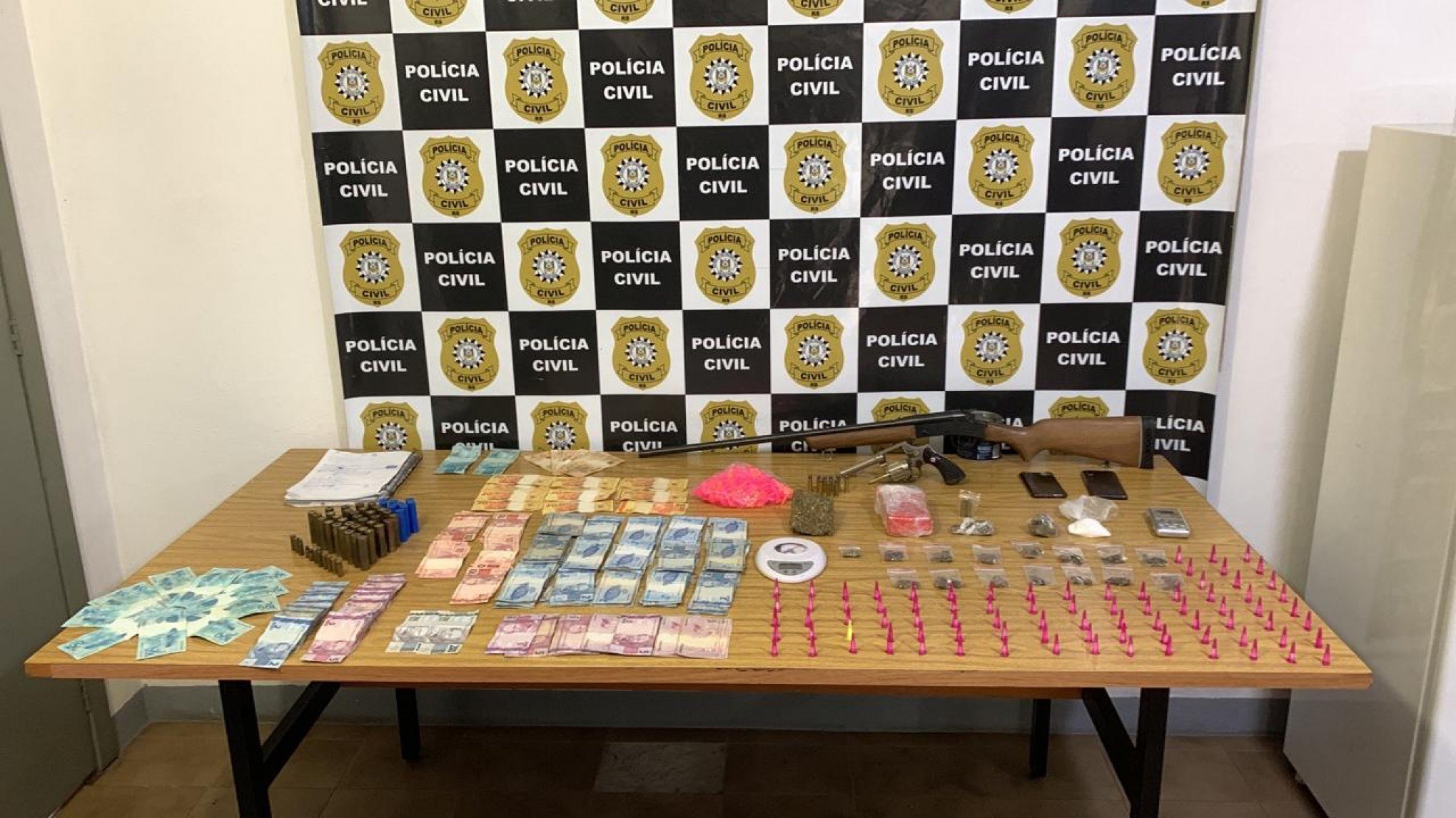 Sete são presos em operação contra o tráfico de drogas e extorsões na região