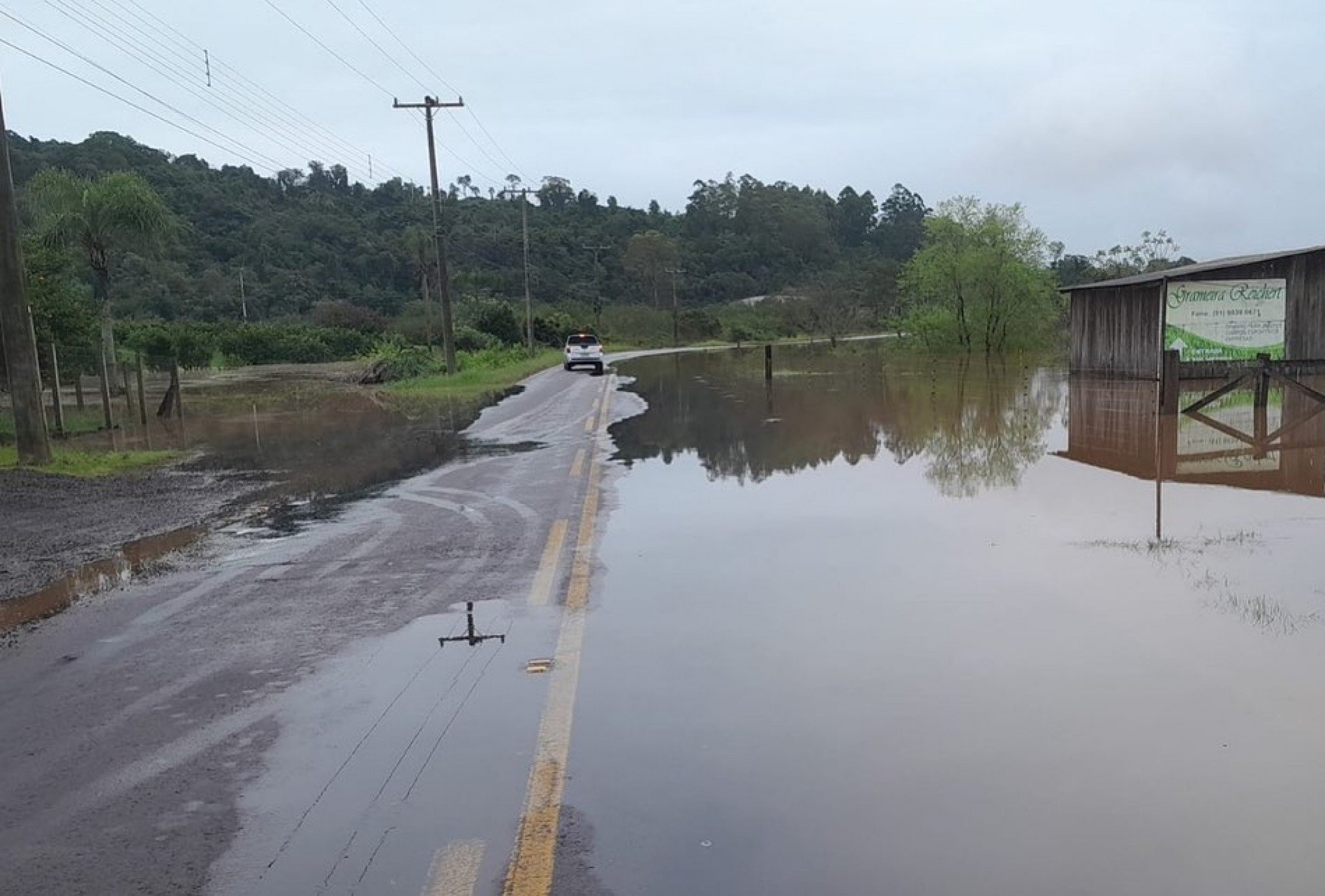 CHUVA NO RS: Rodovia é bloqueada após água do Rio Caí inundar estrada