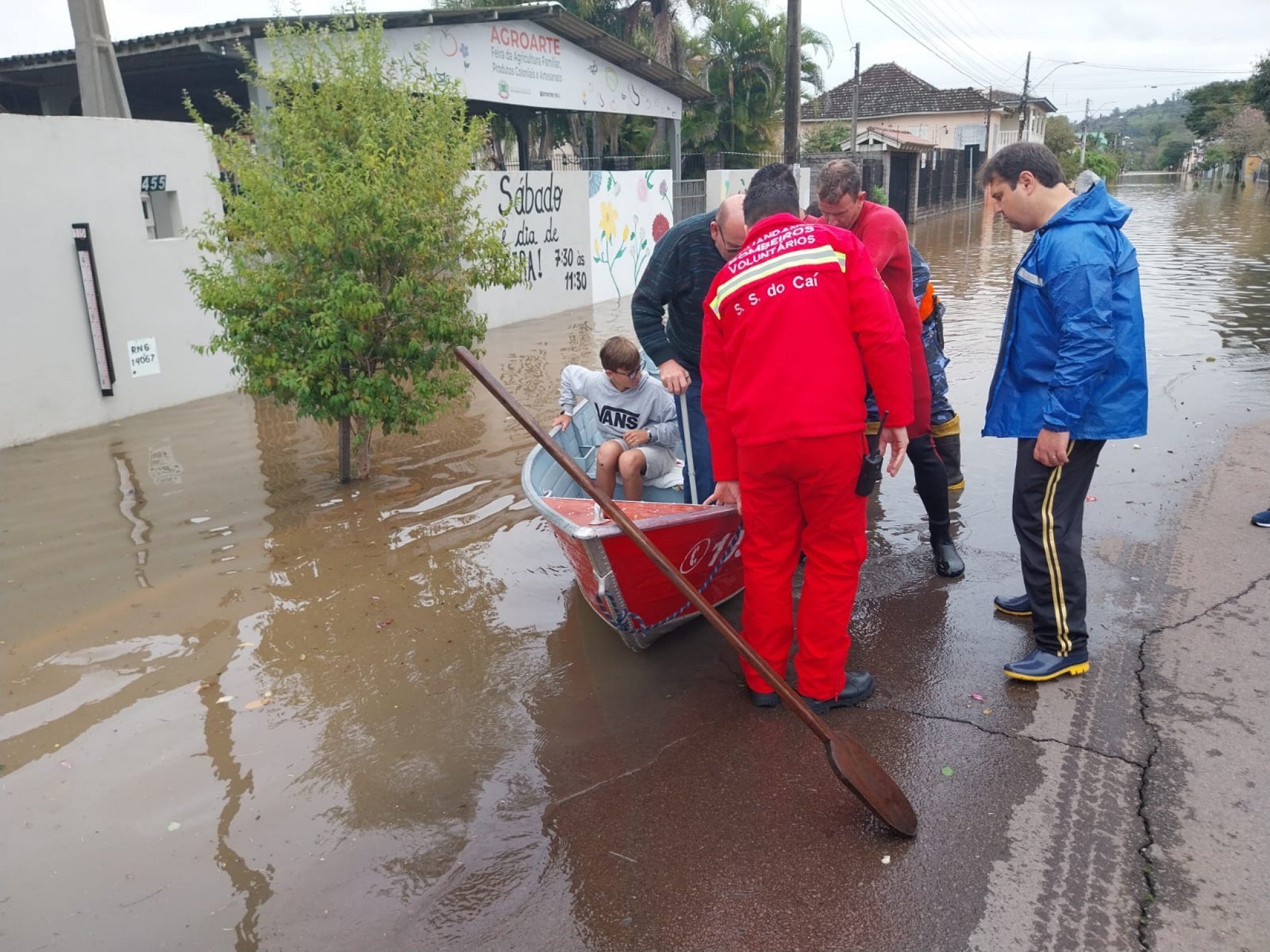 CHUVA NO RS: Rios inundam ruas e famílias são resgatadas; veja fotos e vídeo na região