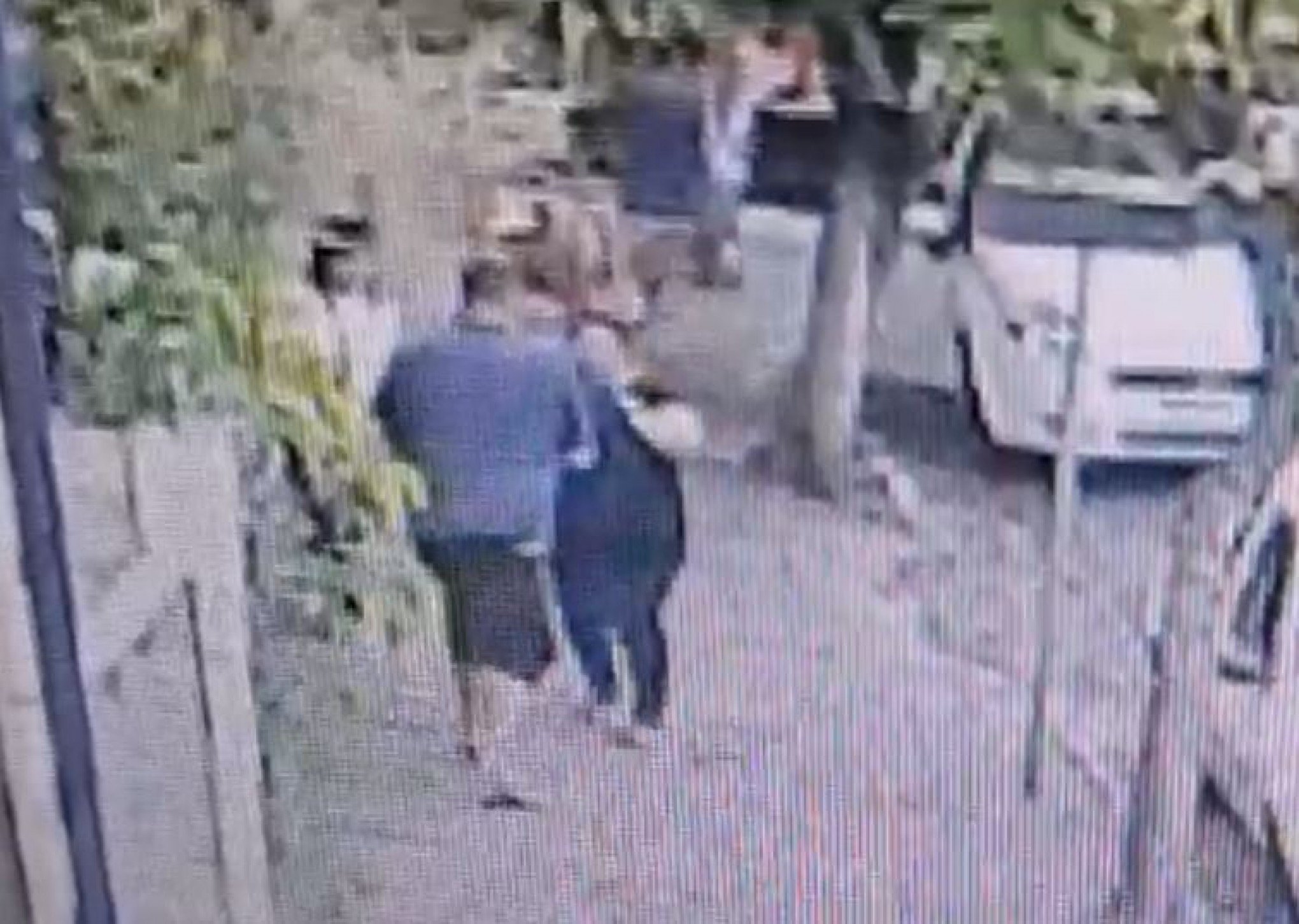 VÍDEO: Veja o momento em que mulher é esfaqueada pelo ex-companheiro em Três Coroas; Polícia busca por assassino