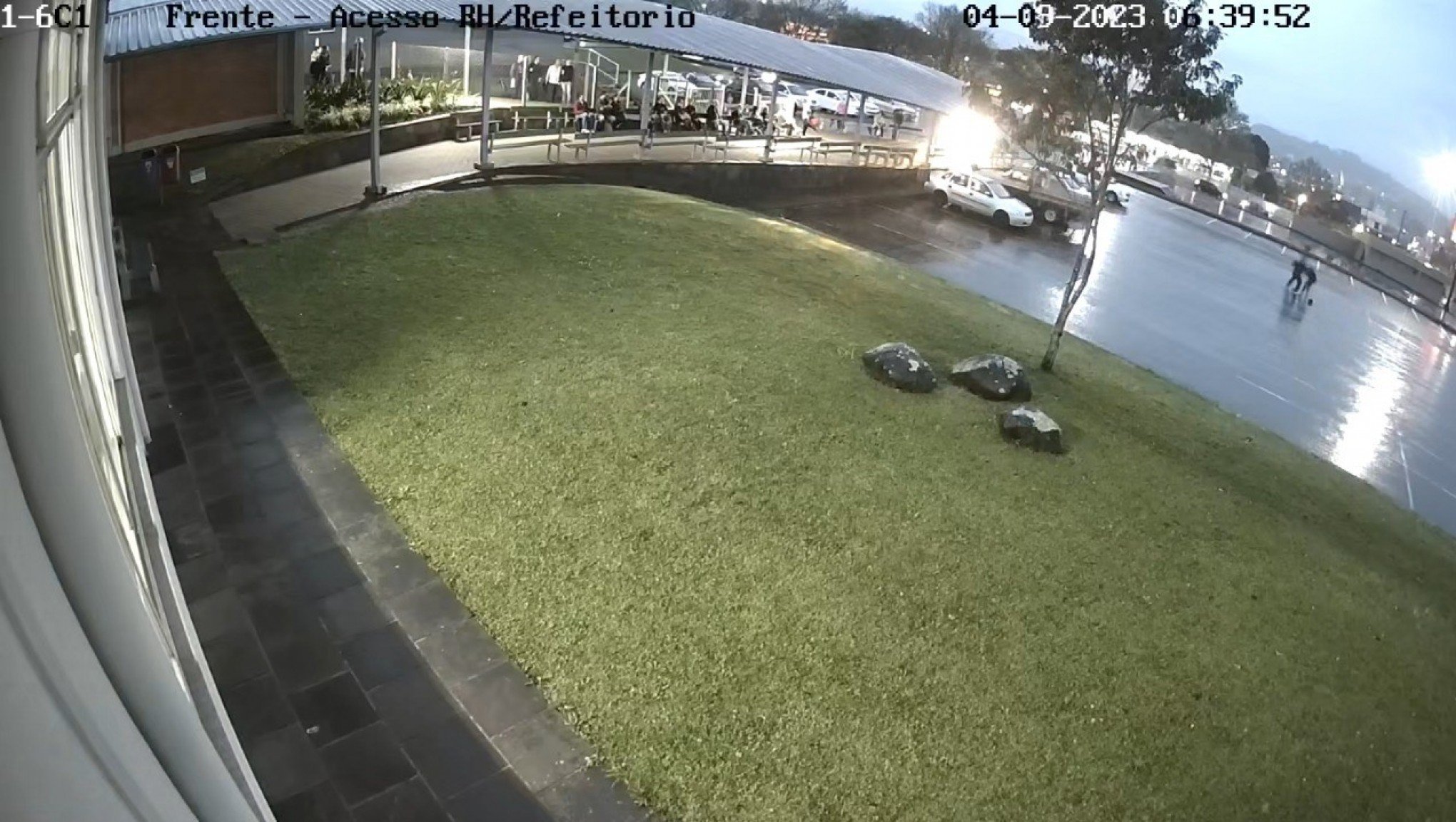 VÍDEO: Imagens mostram homem esfaquear companheiro da ex em estacionamento de empresa