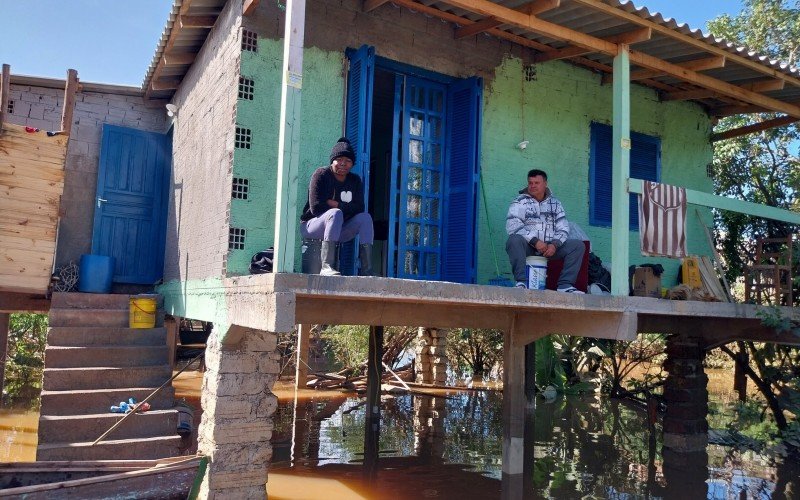 Alcides Roberto Pereira da Silva e Ana Cristina de Souza decidiram ficar em casa