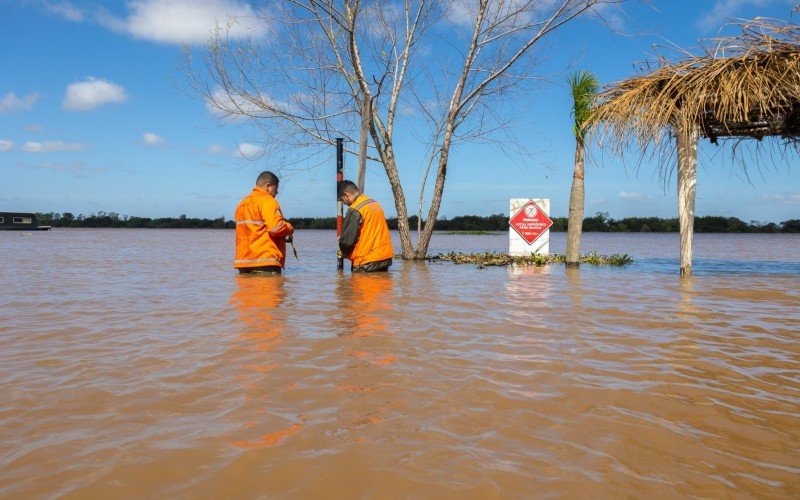 Defesa Civil monitora nível do Rio dos Sinos na Prainha do Paquetá