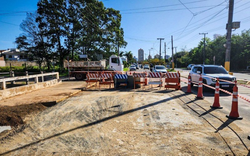 A tampa de concreto foi instalada pelo Semae nessa quarta-feira (6)