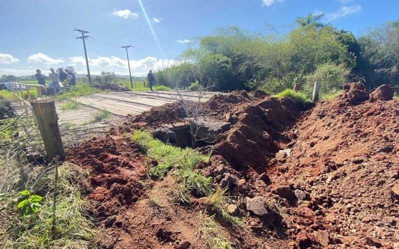 Parte de ponte em Portão cedeu no último fim de semana 