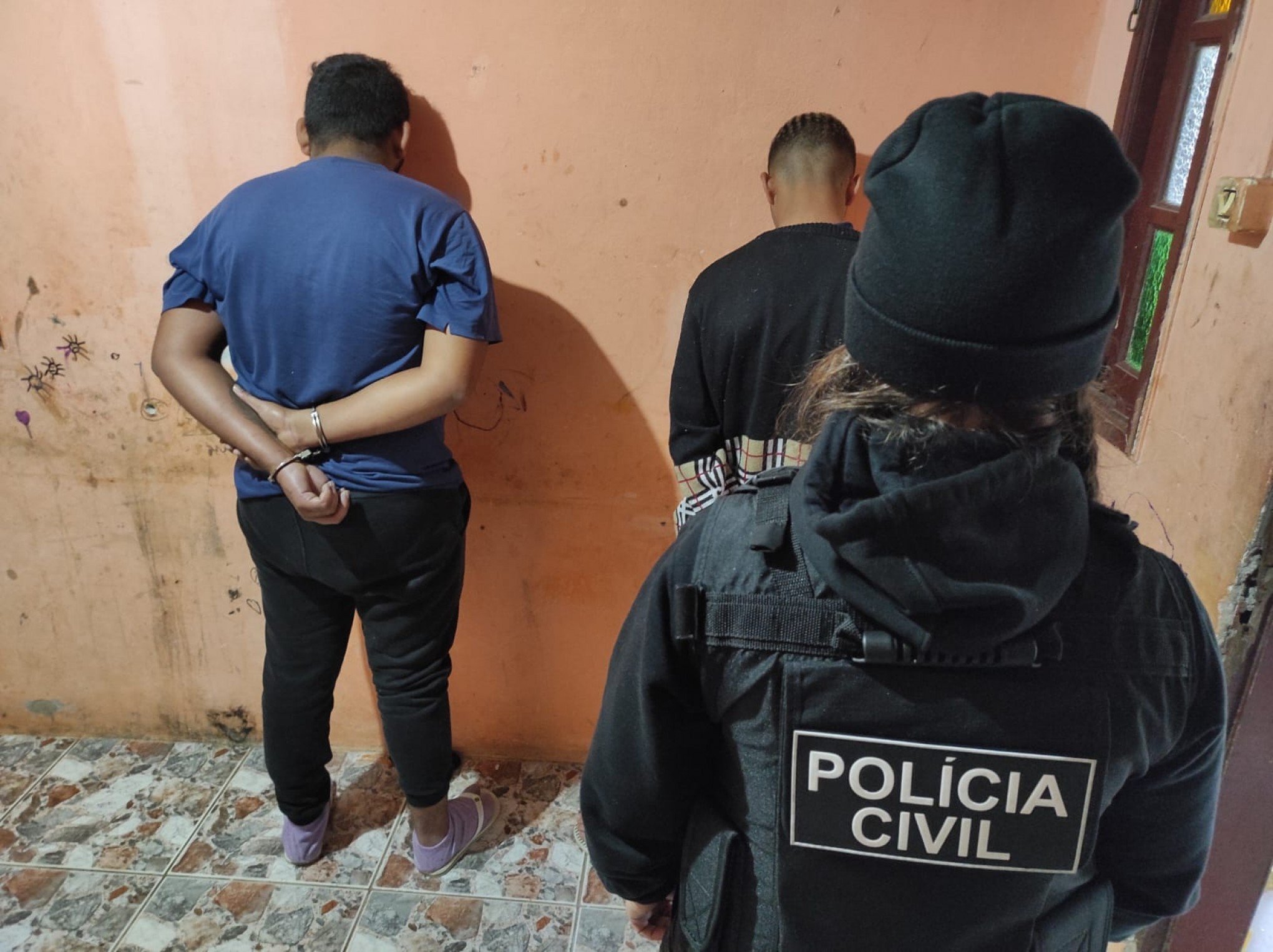 Armas encontradas em tonéis enterrados no litoral norte levam a Polícia a criminosos da região metropolitana