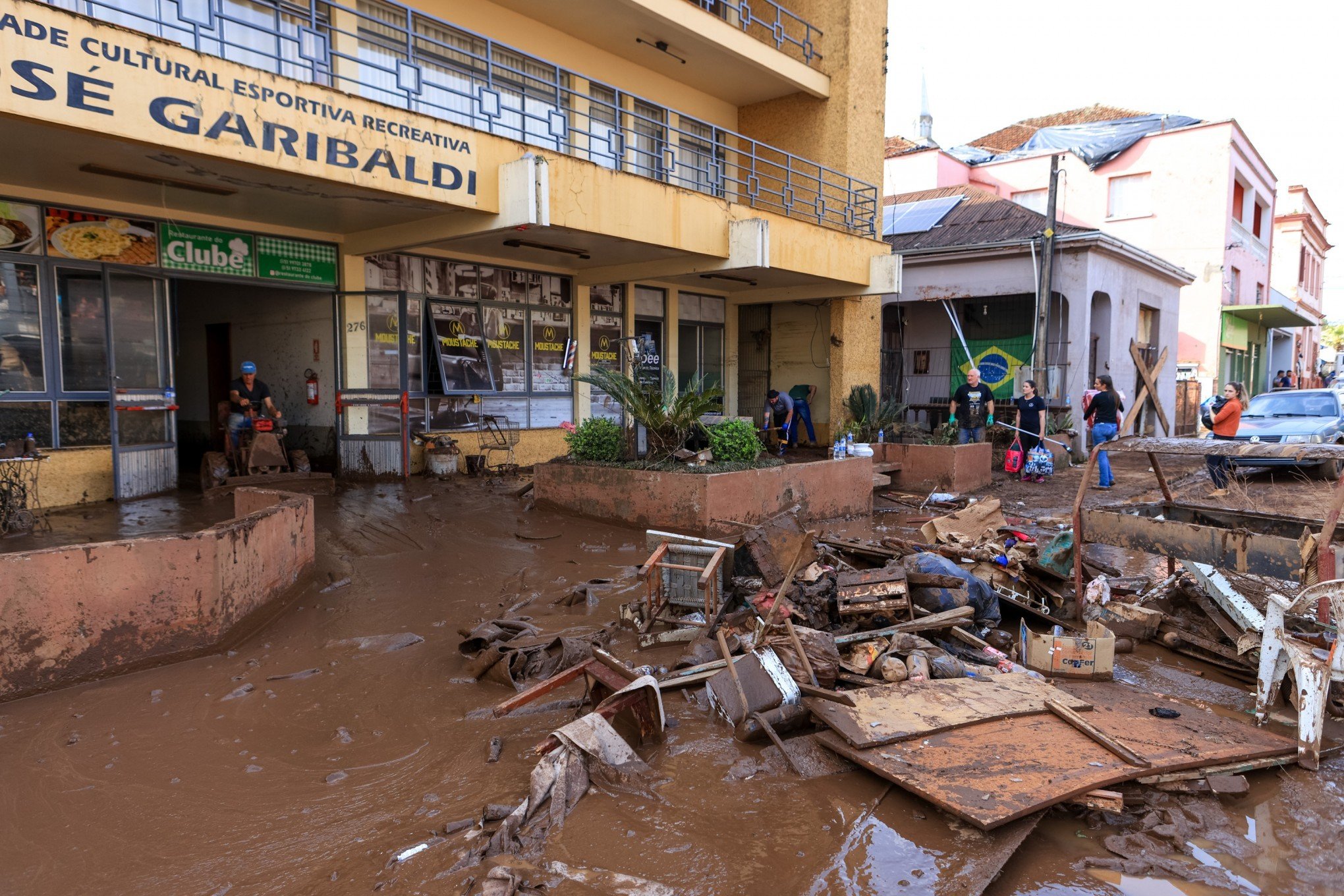 CATÁSTROFE NO RS: Leite anuncia linhas de crédito e repasses para atingidos pelas enchentes