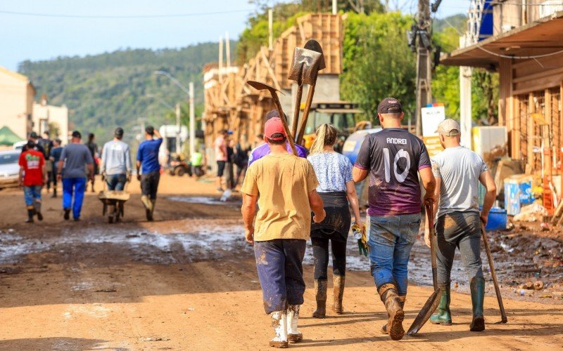 CenÃ¡rio Ã© de destruiÃ§Ã£o e mobilizaÃ§Ã£o no municÃ­pio de MuÃ§um