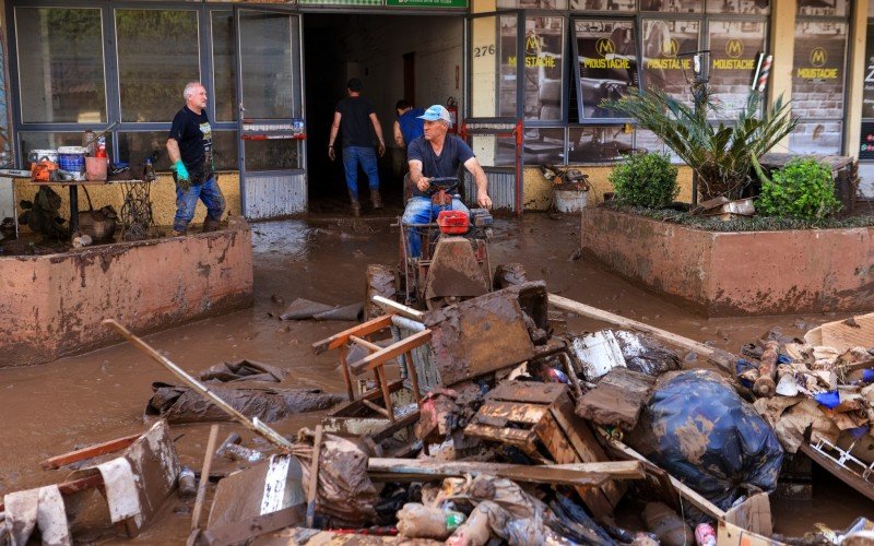 CenÃ¡rio Ã© de destruiÃ§Ã£o e mobilizaÃ§Ã£o no municÃ­pio de MuÃ§um