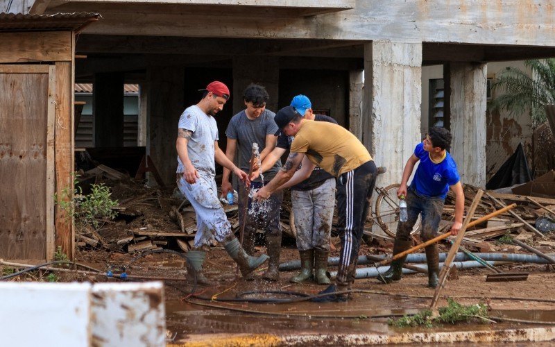 CenÃ¡rio Ã© de destruiÃ§Ã£o e mobilizaÃ§Ã£o no municÃ­pio de MuÃ§um