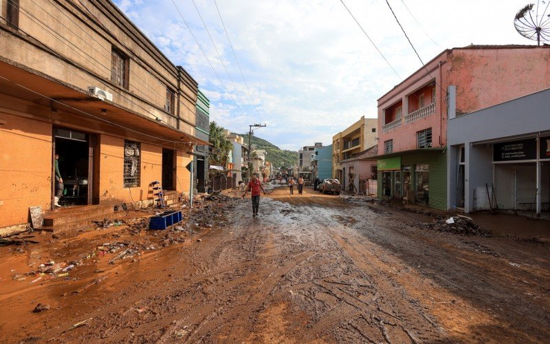 CenÃ¡rio Ã© de destruiÃ§Ã£o e mobilizaÃ§Ã£o no municÃ­pio de MuÃ§um