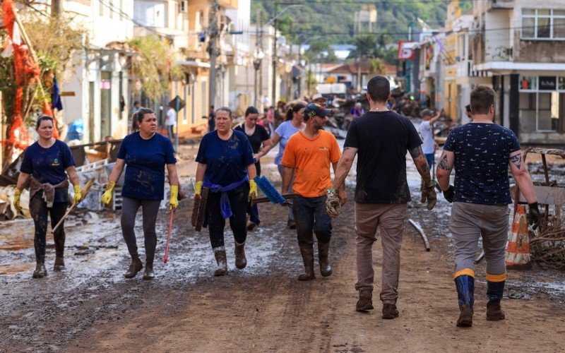 CenÃ¡rio Ã© de destruiÃ§Ã£o e mobilizaÃ§Ã£o no municÃ­pio de MuÃ§um