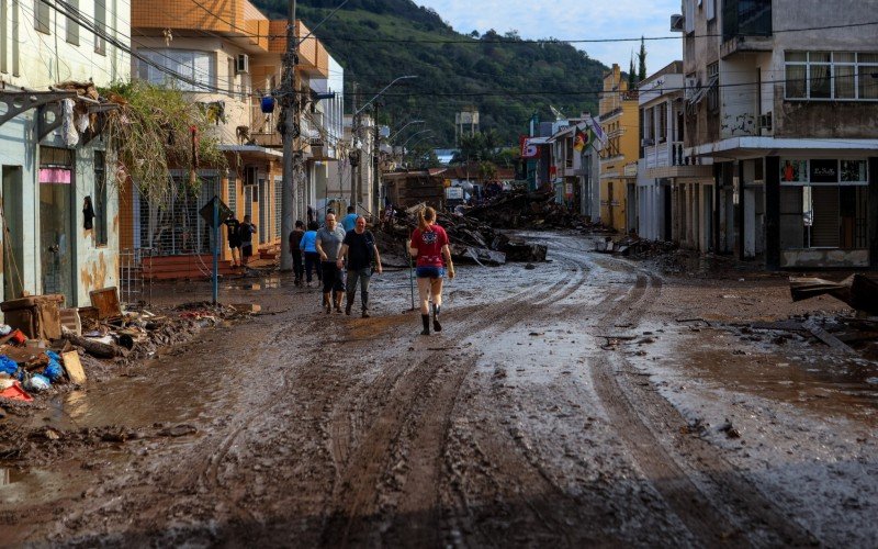 CenÃ¡rio Ã© de destruiÃ§Ã£o e mobilizaÃ§Ã£o no municÃ­pio de MuÃ§um