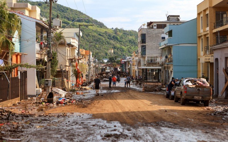 Cenário de destruição e mobilização no município de Muçum | Jornal NH