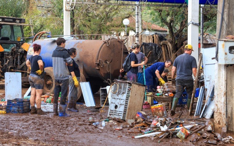 CenÃ¡rio Ã© de destruiÃ§Ã£o e mobilizaÃ§Ã£o no municÃ­pio de MuÃ§um