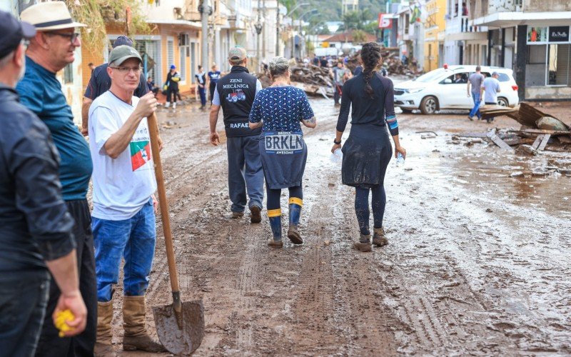 CenÃ¡rio Ã© de destruiÃ§Ã£o e mobilizaÃ§Ã£o no municÃ­pio de MuÃ§um