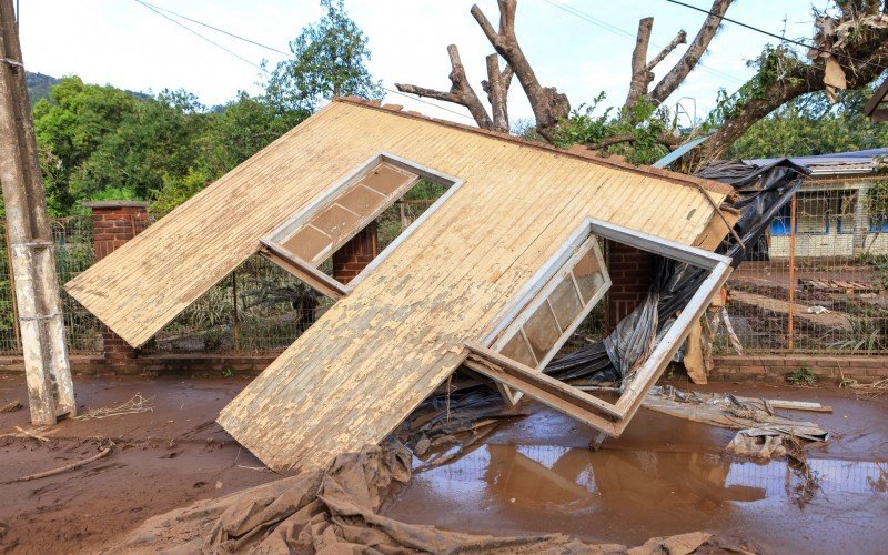 CenÃ¡rio Ã© de destruiÃ§Ã£o e mobilizaÃ§Ã£o no municÃ­pio de MuÃ§um