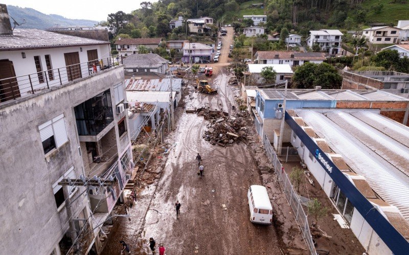 CenÃ¡rio Ã© de destruiÃ§Ã£o e mobilizaÃ§Ã£o no municÃ­pio de MuÃ§um